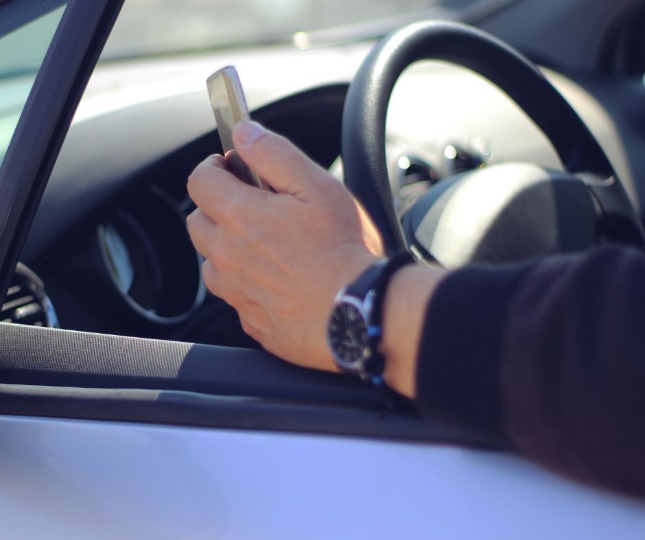 Normativa uso del móvil - conducir -autoescuela marcos - autoescuela en gandia