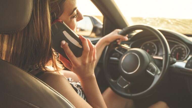 Aumentan las distracciones al volante 1 - Autoescuela Marcos Aumentan las distracciones al volante